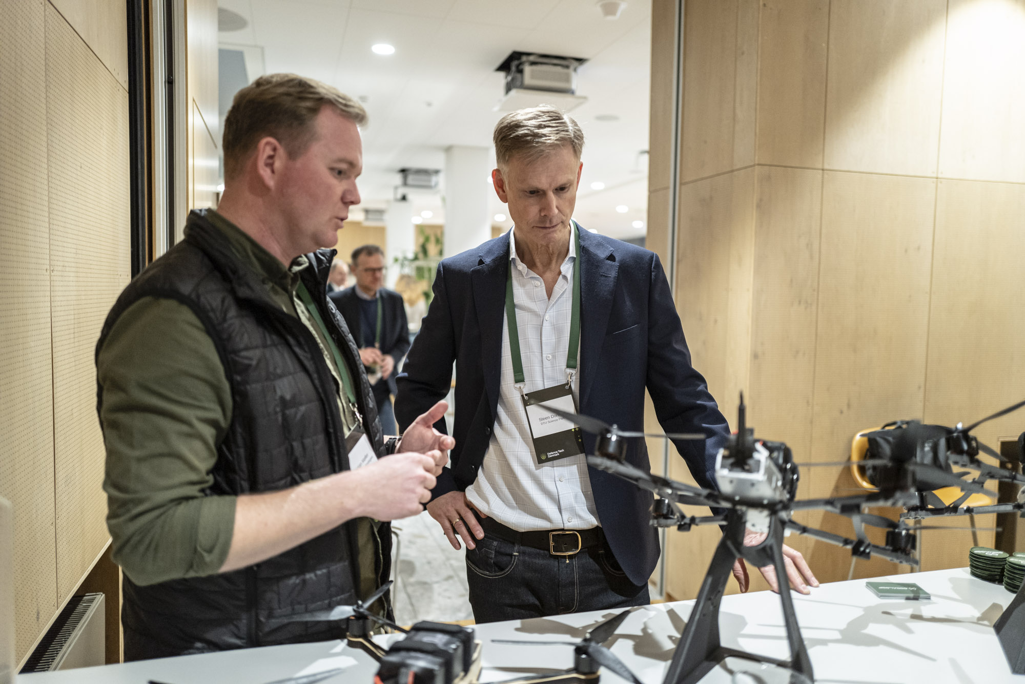 Dronevirksomhed viser deres droner frem til eventet