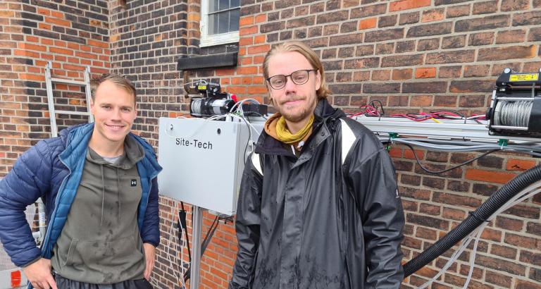 Martin van der Bijl (tv) og softwareudvikler Ole Batting (th) testede robotten på Københavns Rådhus