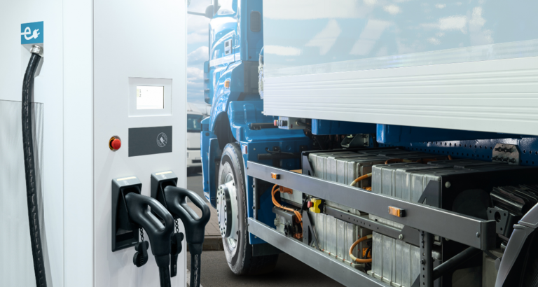 El-lastbil med en ladestander på venstre side. 